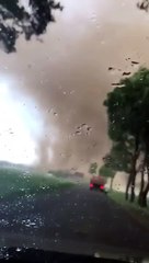 Ces automobilistes foncent dans une tornade à Boisheim (Allemagne)