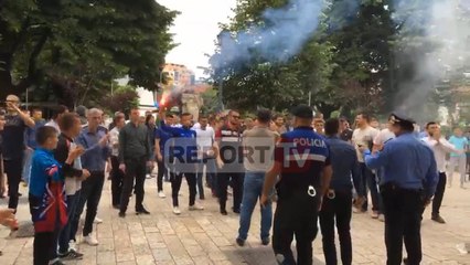 Report TV - Rënia e Vllaznisë nga Superliga, tifozët protestojnë para Bashkisë Shkodër