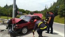 Kocaeli'de Virajı Alamayan Otomobil Bariyerlere Çarptı: 1 Yaralı