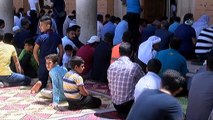 Ramazanın ilk Cuma namazı Balıklı göl'deki camiler doldu taştı