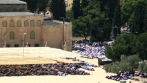 الفلسطينيون يصلون في المسجد الأقصى في الجمعة الأولى من شهر رمضان