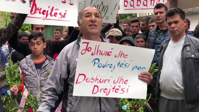 Ora News - Larg policise raciste”, përcillet për në banesën e fundit i riu nga Korça