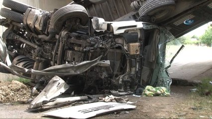 Köprü boşluğuna uçan tırın sürücüsü hayatını kaybetti