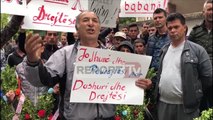 Report TV - Korçë, përcillet mes lotësh i riu që vdiq te komisariati, familjarët në protestë