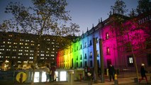 La Moneda se iluminó con los colores de la diversidad