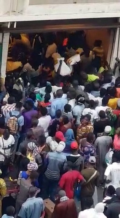 Boulangerie Sandaga. Les vigiles sont armés de Taser pour faire reculer les