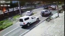Dos asaltantes adolescentes atropellan a dos policías