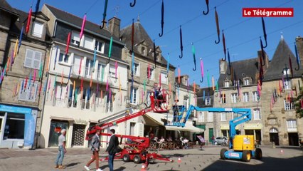 Pontivy. 250 parapluies multicolores place du Martray