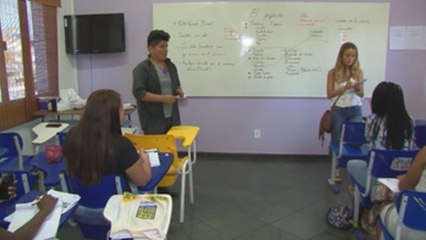 Refugiada venezolana enseña español en las favelas de Río de Janeiro