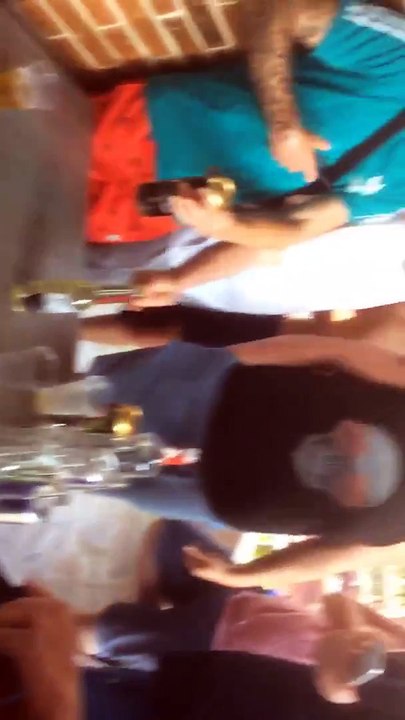 Boire... une bouteille de pisse dans une corona !! Gros défi...