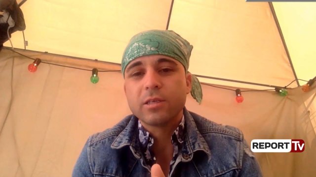 Shqiptari tregon arsyen se pse i mori mikrofonin këngëtares britanike në Eurovision