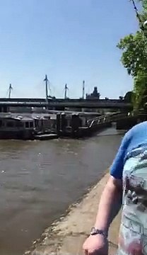 Un homme qui descend d'un escalier avec son pote ! Fail