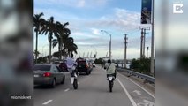 Ces bikers font des Wheelies en plein traffic... Fou