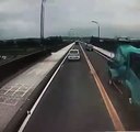 Un camion fait une sortie de route sur un pont et va frôler le pire