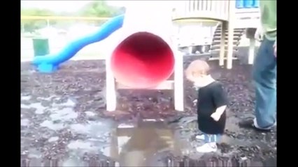 Il n'aurait pas du laisser son gamin jouer sur le toboggan