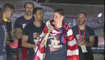 Fernando Torres se dirige a los aficionados el Atlético de Madrid en Neptuno tras ganar la Europa League