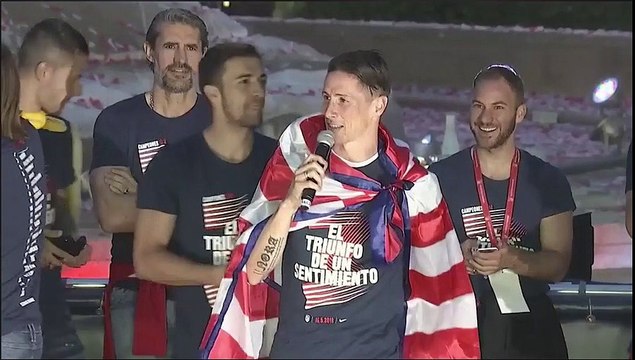 Fernando Torres se dirige a los aficionados el Atlético de Madrid en Neptuno tras ganar la Europa League