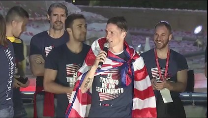 Fernando Torres se dirige a los aficionados el Atlético de Madrid en Neptuno tras ganar la Europa League