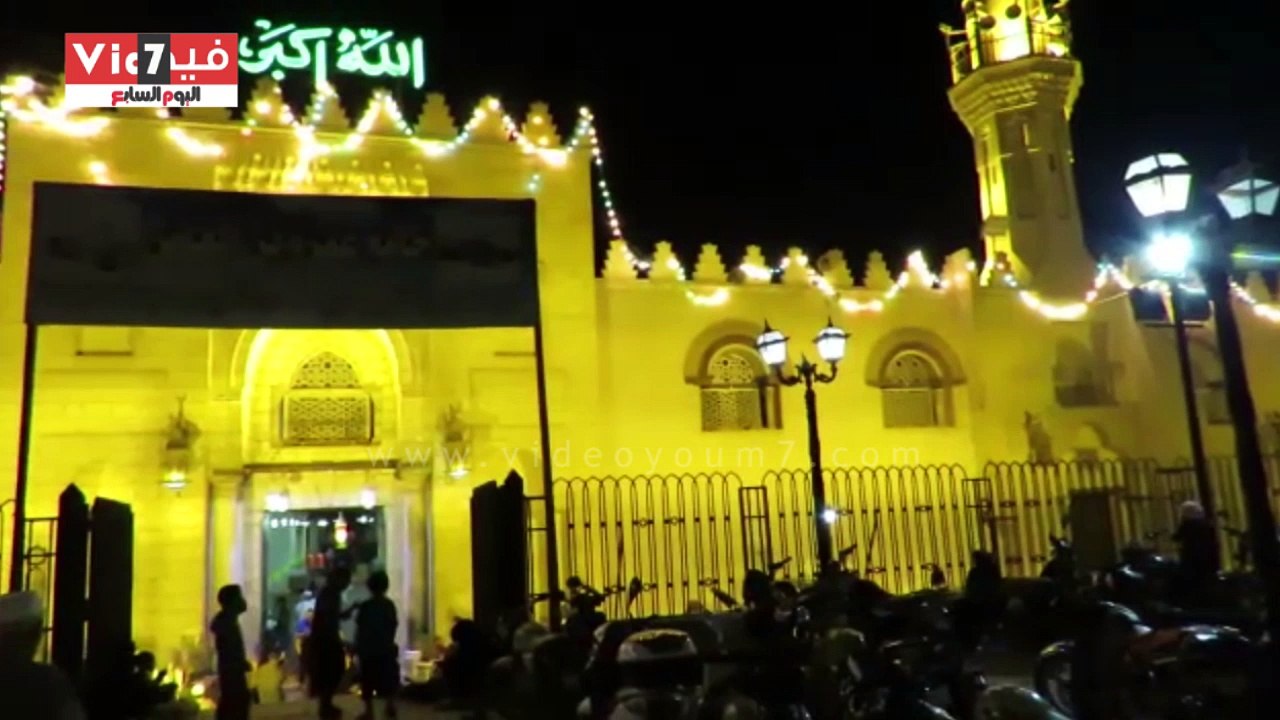 الآلاف يؤدون صلاة التراويح بجامع عمرو بن العاص