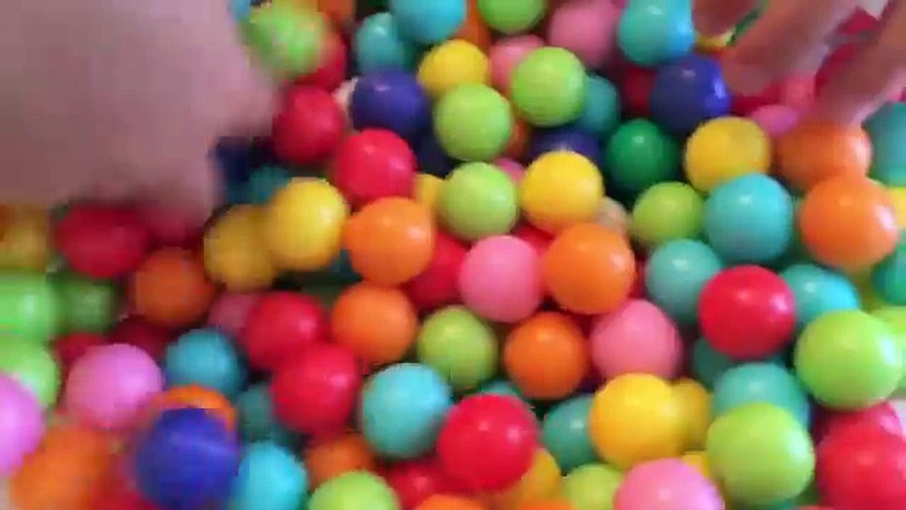 アンパンマンとばいきんまんオモチャでガムボールマシンで遊ぶ【こうちゃん】Playing with Gum ball machine with Anpanman toys!