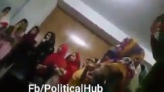 منہاج القرآن یونیورسٹی کے گرلز ہاسٹل میں جب طالبات نے سحری کا انتظام نہ ہونے پر احتجاج کیا تو عوامی تحریک کے جنرل سیکرٹری خرم نواز گنڈاپور نے بچیوں کو گالیاں دیں , تشدد کیا ,شدید بد تمیزی کی اور سب لڑکیوں کو نکال دیا , اس گینڈے نما انسان کی حرکتیں نوٹ کری