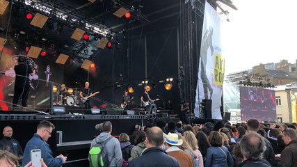 Art Rock. Dans la foule, Mat Bastard fait le show