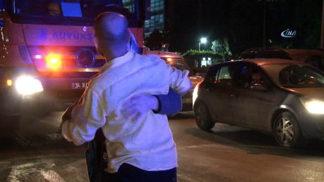 Basın Ekspres yolunda meydana gelen kaza sonrasında lüks otomobil dereye uçtu... Sürücüyü olay yerine gelen annesi sarılarak teselli etti