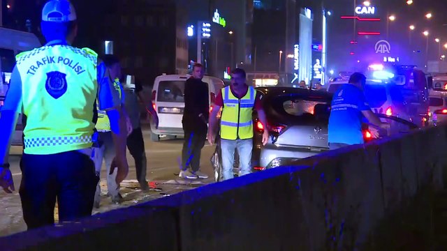 Bağcılar'da zincirleme trafik kazası: 2 yaralı - İSTANBUL