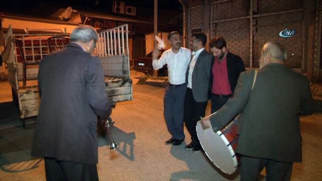 Sahura davul klarnet sesi ile uyanan vatandaşlar, halay çekip çiftetelli oynadı