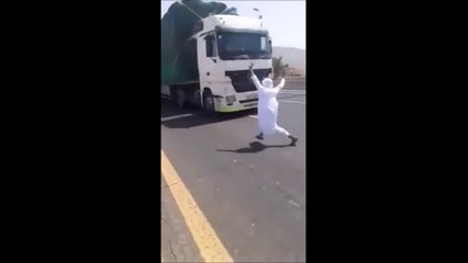 Download Video: Il se jette devant un camion lancé à tout allure juste pour s'amuser