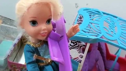 Anna and Elsa Toddlers Snow Vacation Ice Skating Snowboarding Ski Snowman Sven Toys In Action