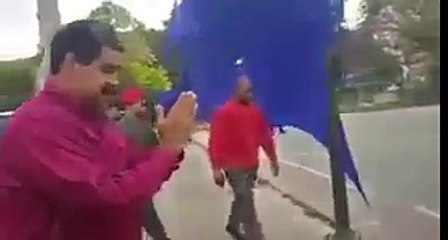 Nicolás Maduro saluda a una multitud inexistente al salir de votar