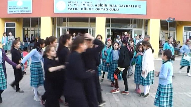 Yatılı bölge okulu öğrencileri yeni eşofmanlarına kavuştu