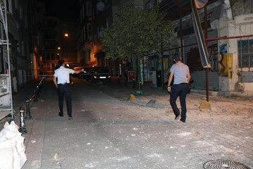 Tarihi Binadan Kopan Parçalar Panik Yarattı