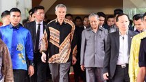 Singapore PM pays courtesy call on Dr M