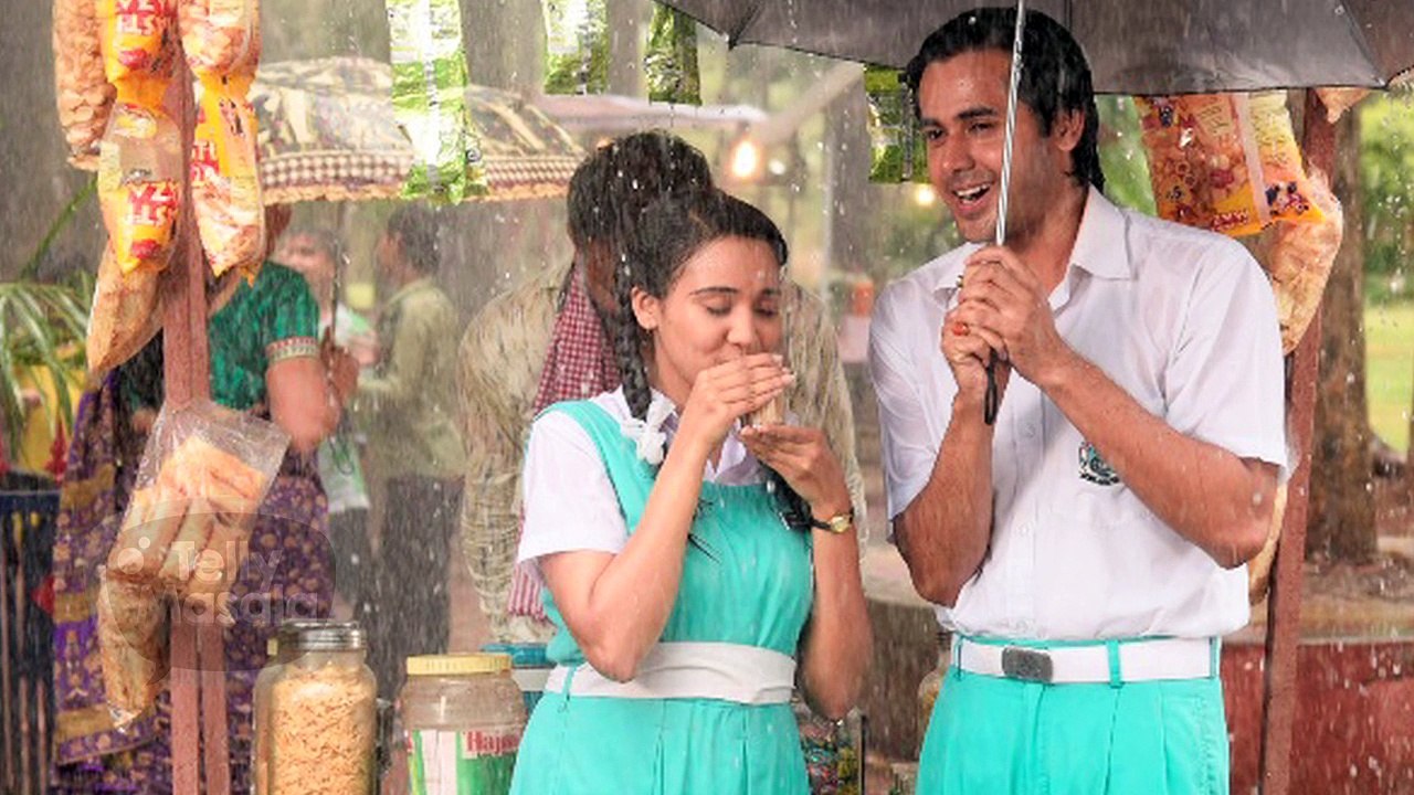 Naina & Sameer Enjoy FIRST RAIN In College | Yeh Un Dinon Ki Baat Hai