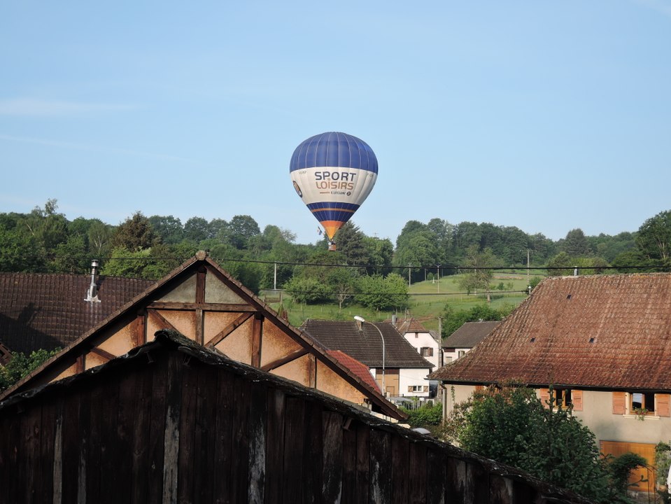 Bourbach-le-Bas: une montgolfière rase les toits