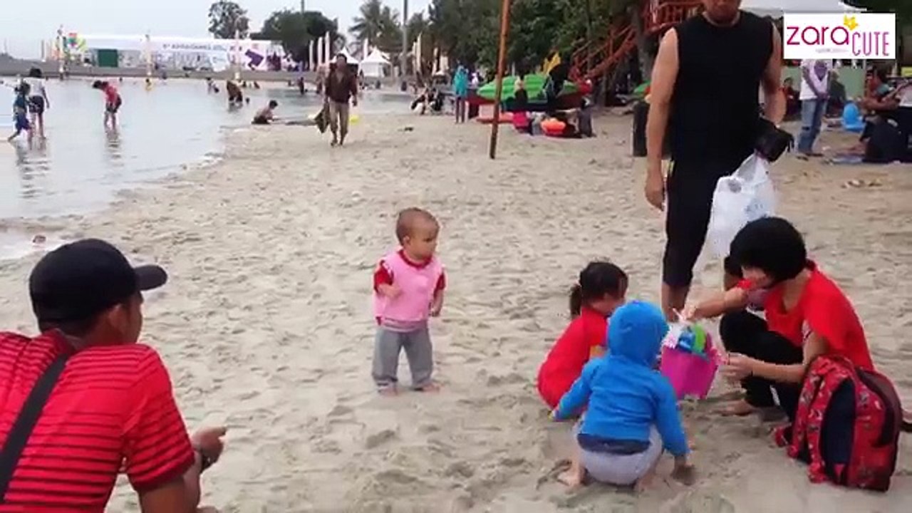 Staycation - Senangnya Zara dan Kenzo bermain pasir dan air di pantai Ancol