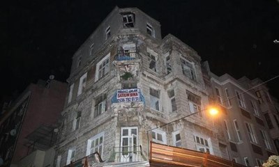 Kadıköy'de 200 yıllık bina çöktü