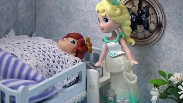 Под НОВЫЙ ГОД танцует ЕЛКА. Мультик из игрушек Холодное сердце и Соник Бум.