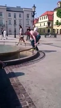Un polonais saoul tente de se baigner dans cette fontaine
