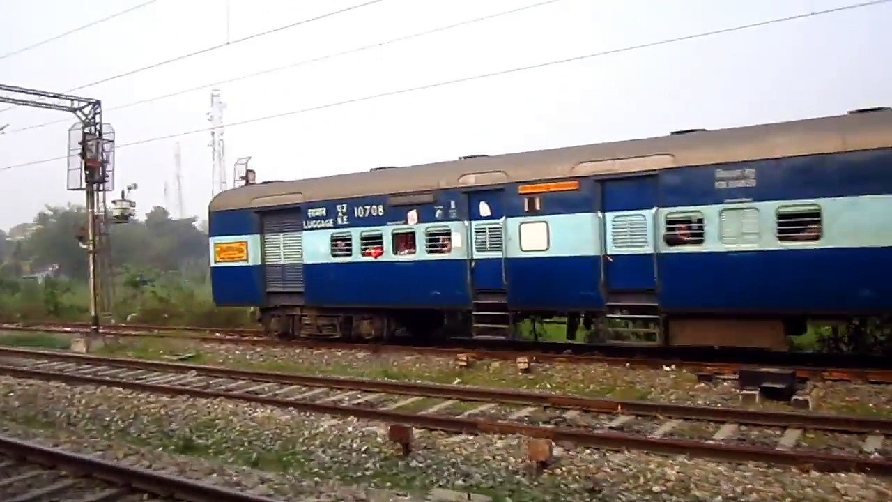 TRAINS FROM 3 DIVISIONS WITHIN SPAN OF MINUTES | ER MEETS NER - ECR OVERTAKES !!