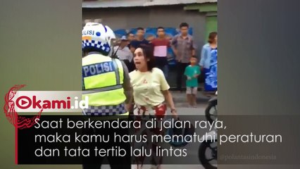 Begini Reaksi Petugas  Satlantas Yang Tetap Sabar  Saat Diteriaki Ibu-Ibu