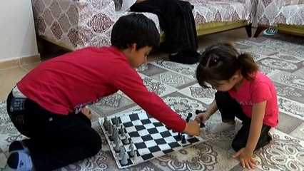 Doğuştan sağ kulağı olmayan çocuk tedavi olmak istiyor