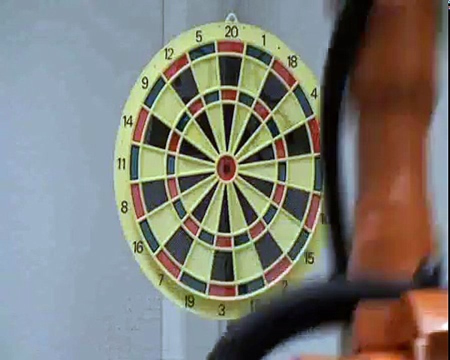 Robot plays dart