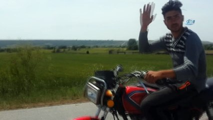 Motosikletin yakıtı bitince kıyafetlerinden halat yapıp kilometrelerce çektiler... O anlar kamerada