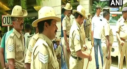 டிஜிபி தலைமையில் 2 காங். எம்எல்ஏக்களை தேடி ஹோட்டல்களில் போலீஸ் ரெய்டு- வீடியோ