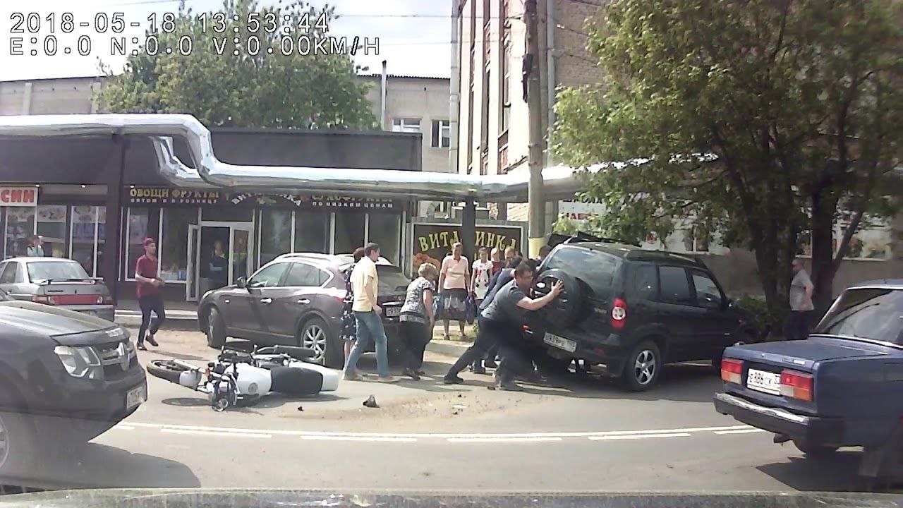 Sauvetage d'un motard coincé sous une voiture