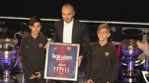 Emotivo homenaje del Barcelona a Iniesta