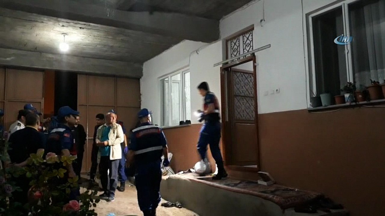 Sofradan kaptığı bıçakla önce eşinin boğazını kesti ardından babasını ve çocuklarını silahla öldürdü